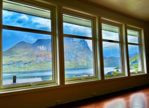 Spacious Waterfront Gem - Panoramic View - Terrace